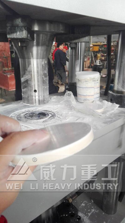 200噸四柱四柱液壓機(jī)試機(jī)現(xiàn)場