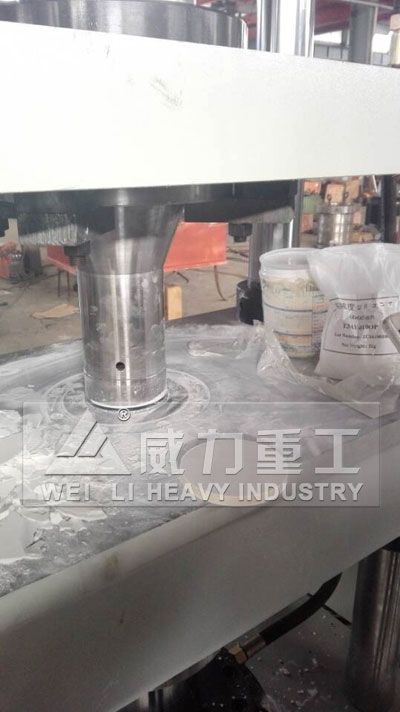 200噸四柱四柱液壓機(jī)試機(jī)現(xiàn)場圖