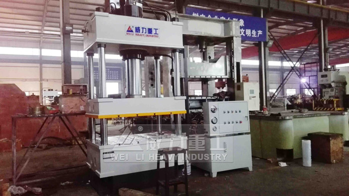 200噸四柱液壓機加工現場