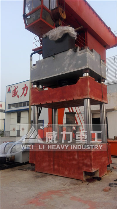 630噸三梁四柱液壓機加工生產現場圖