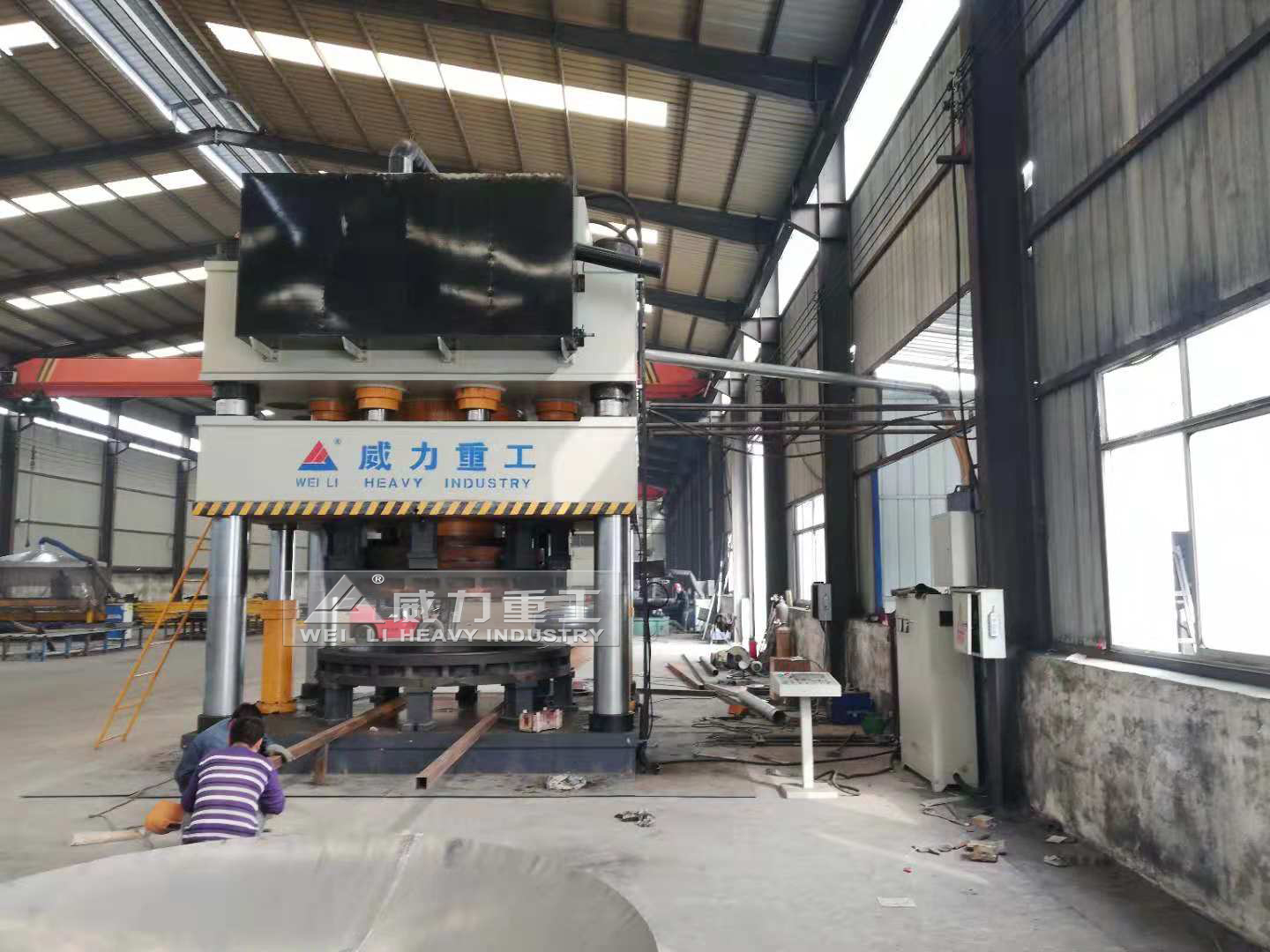 2800噸封頭液壓機(jī)客戶生產(chǎn)加工現(xiàn)場(chǎng)2