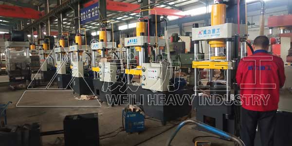 100噸四柱液壓機(jī)又稱100噸四柱油壓機(jī),100噸四柱壓力機(jī)