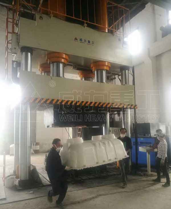 1500噸玻璃鋼凈水槽模壓液壓機客戶使用現(xiàn)場