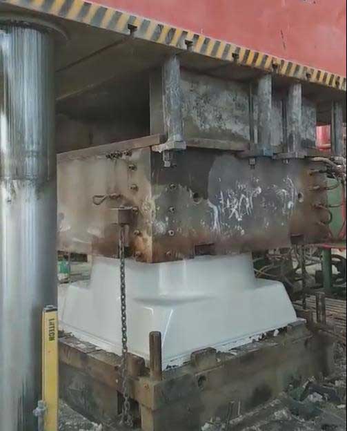 模壓玻璃鋼風機的加工現場